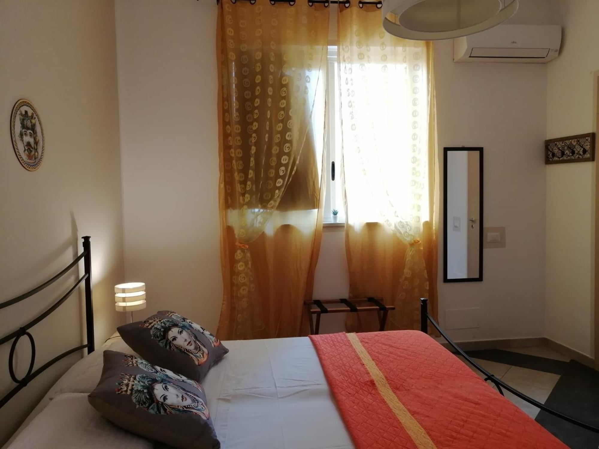 B & B Jasmine Santa Teresa di Riva Szoba fotó